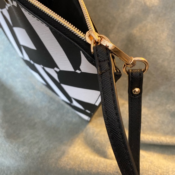 Trina Turk Accessories Bag gold zipper closure and badge - Picture 4 of 6